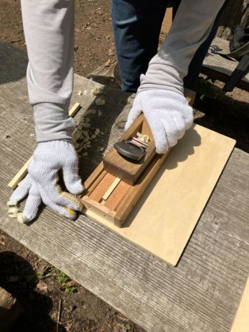 カンナを使って箸を作るメンバー