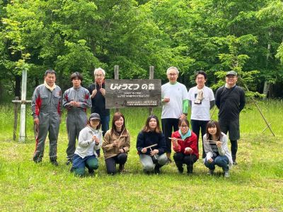 活動後じょうてつの森の看板前で集合写真を撮るメンバー