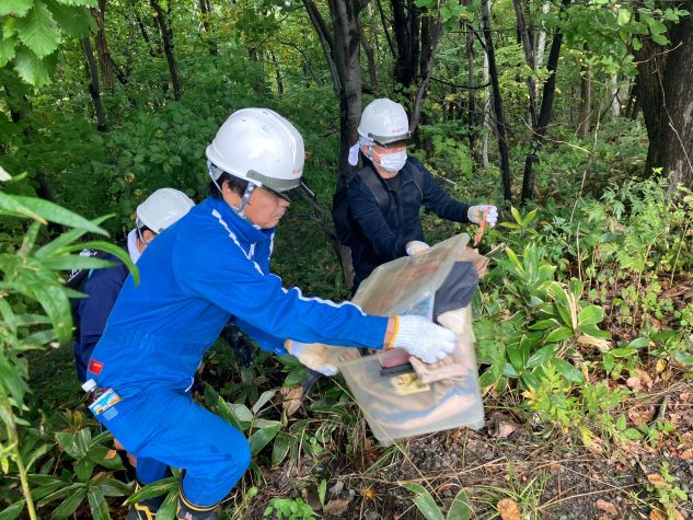 澄川都市環境林のゴミを拾う社員