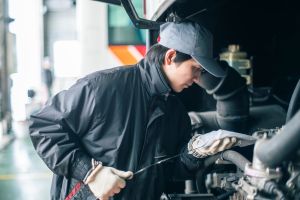 エンジンオイルの補填の様子