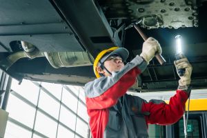 バス下回り点検整備の様子