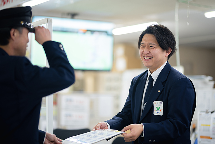 社員同士のやりとりの様子