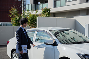 車に乗り込む様子